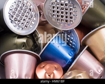 Una collezione di diverso colore utilizzato uno utilizzare cialde di caffè per un nespresso montare Foto Stock