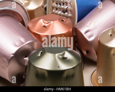 Una collezione di diverso colore utilizzato uno utilizzare cialde di caffè per un nespresso montare Foto Stock