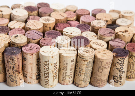 Gruppi di bottiglie di vino i tappi di sughero in gruppi casuali Foto Stock