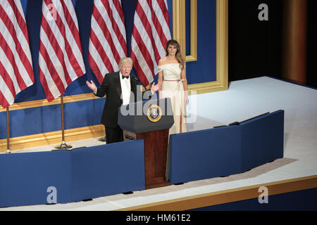 Stati Uniti Presidente Donald Trump dà le osservazioni di apertura con la prima signora Melania Trump durante il saluto ai nostri servizi armati sfera presso il National Building Museum Gennaio 20, 2017 a Washington, DC. Foto Stock