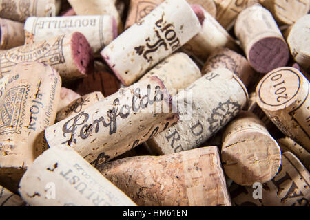 Gruppi di bottiglie di vino i tappi di sughero in gruppi casuali Foto Stock