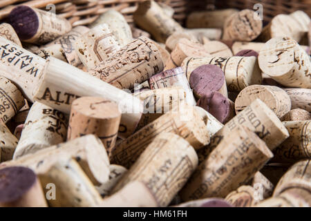 Gruppi di bottiglie di vino i tappi di sughero in gruppi casuali Foto Stock