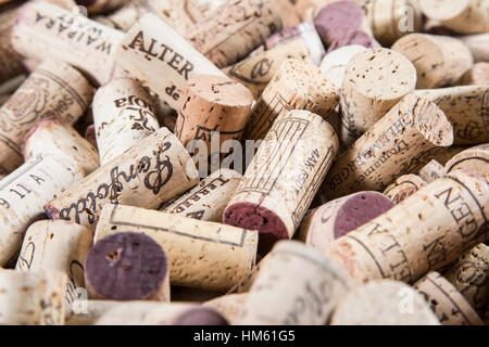 Gruppi di bottiglie di vino i tappi di sughero in gruppi casuali Foto Stock