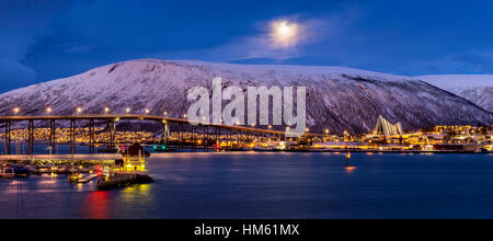 Luna piena sopra una sera d'inverno a Tromsø in Norvegia Foto Stock