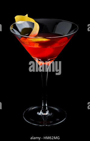 Cocktail cosmopolita con decorazione su sfondo nero Foto Stock