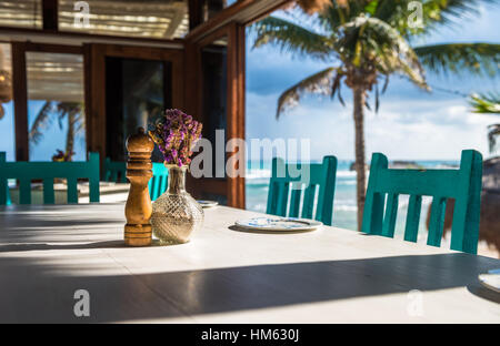 Seascape spiaggia tropicale ristorante, shallow focus Foto Stock