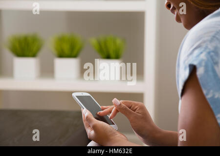 Giovane donna usando il telefono Foto Stock