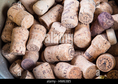 Gruppi di bottiglie di vino i tappi di sughero in gruppi casuali Foto Stock