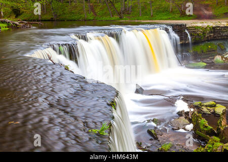 Keila cascata in Estonia. Il tempo primaverile. Lunga esposizione. Foto Stock