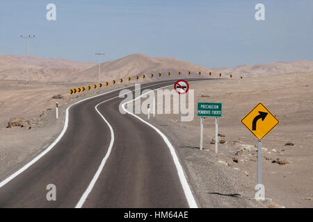 Strada desolata da panamericana di Pisagua, il Deserto di Atacama, Norte Grande del Cile Foto Stock