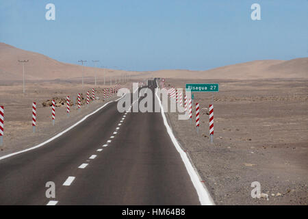 Strada desolata da panamericana di Pisagua, il Deserto di Atacama, Norte Grande del Cile Foto Stock