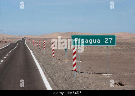 Strada desolata da panamericana di Pisagua, il Deserto di Atacama, Norte Grande del Cile Foto Stock