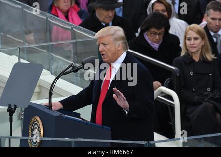 Presidente Donald Trump offre il suo discorso inaugurale dopo essere stato giurato-in come il quarantacinquesimo Presidente sulla Capitol Hill Gennaio 20, 2017 a Washington, DC. Foto Stock