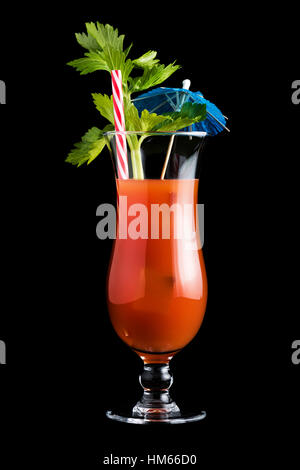 Bloody Mary cocktail con sedano su sfondo nero Foto Stock