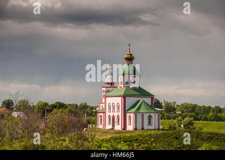 Veduta della chiesa di Elia Profeta su Ivanova mountain o Elias chiesa prima della tempesta di Suzdal, Russia. Anello d'oro della Russia. Foto Stock