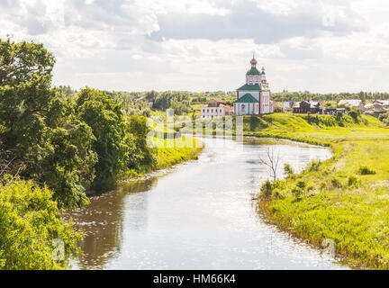 Chiesa di Elia Profeta su Ivanova di montagna o di Elias - Chiesa Ortodossa di Suzdal, sulle rive del fiume Kamenka, Russia. Anello in oro di Foto Stock