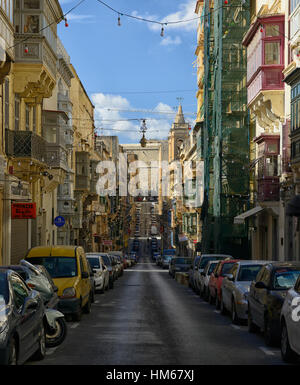 Hill lato collinare street strade ripide dritto in legno colorato tradizionale balcone stretto spazio congestionata strada Valletta malta Foto Stock