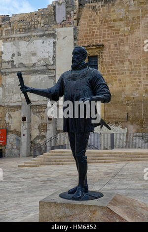 Jean Parisot de Valette statua scultura fondatore di La Valletta piazza Jean de la Valette memorial memoria RM Malta Mondo Foto Stock