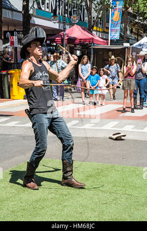 Mondo Whipcracking Record titolare Nathan Griggs eseguendo a Tamworth Country Festival 2017 Foto Stock