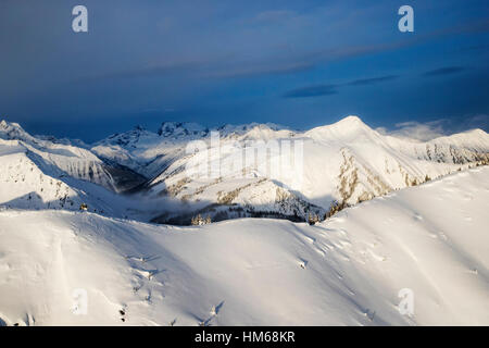 Antenna vista invernale di backcountry Sentry Lodge; Esplanade gamma; sub-gamma di Selkirk gamma; British Columbia; Canada Foto Stock