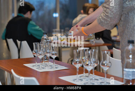 KIEV, UCRAINA - 21 novembre 2015: visitatori non riconosciuta di preparare per la presentazione della società di Glenlivet single malt Scotch Whisky al 1° Whisky Dr Foto Stock