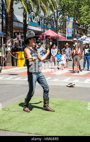 Whip Cracking detentore del record mondiale Nathan Griggs eseguendo a Tamworth Music Festival 2017 Foto Stock