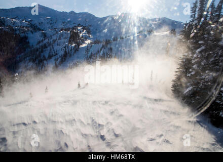 Lavaggio del rotore soffiando la neve da un elicottero che vola gli sciatori in remote rifugio; Esplanade gamma; sub-gamma di Selkirk gamma; British Columbia; Canada Foto Stock