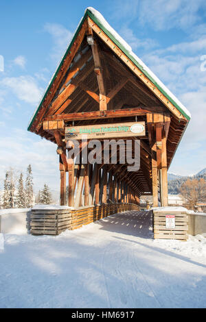 Kicking Horse ponte pedonale oltre il Fiume Kicking Horse; GOLDEN; British Columbia; Canada Foto Stock