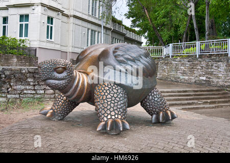 JURMALA, Lettonia - Giugno 02: scultura Brunurupucis - la famosa tartaruga in bronzo su Giugno 02, 2012 a Jurmala, Lettonia. Si tratta di uno dei più popolari turiste Foto Stock