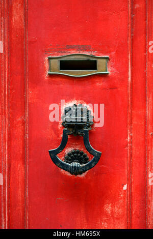 Porta Rossa porta fade vernice sbiadita verniciatura ornato respingente maniglia Valletta tradizionale mediterranea di Malta RM Mondo Foto Stock