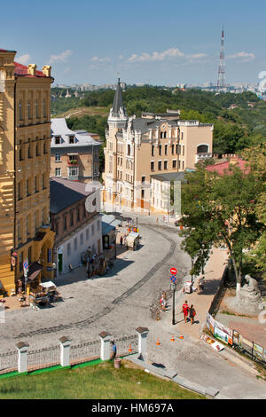 Kiev, Ucraina - 27 Luglio 2012: Alta Vista della discesa Andriyivskyy street con il castello di Riccardo Cuor di leone sulla destra a Kiev in Ucraina. Un Foto Stock