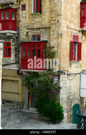 Il bridge bar pub tradizionale locanda casa pubblica in legno rosso balcone in legno vecchio stile di gradini ripidi collinare la valletta malta RM Mondo Foto Stock