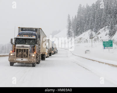 Nevoso inverno scena di automobili e camion sulla Trans-Canada Highway vicino a Golden; British Columbia; Canada Foto Stock