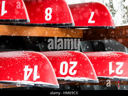 Neve spolverata red canoe in storage; Lago Smeraldo; Parco Nazionale di Yoho; British Columbia; Canada Foto Stock