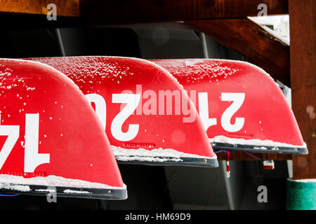 Neve spolverata red canoe in storage; Lago Smeraldo; Parco Nazionale di Yoho; British Columbia; Canada Foto Stock