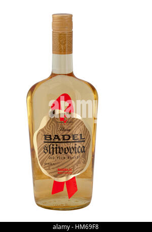 Kiev, Ucraina - 26 agosto 2012: Bottiglia di tradizionale croata antica brandy di prugne Slivovica Badel isolati su sfondo bianco a Kiev in Ucraina. .Slivov Foto Stock