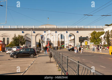 SIMFEROPOL, Crimea, Ucraina - 12 settembre: la gente a piedi nella parte anteriore della Stazione Ferroviaria edificio su Settembre 12, 2012 in Simferopol, Ucraina. La s Foto Stock