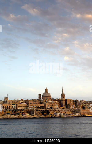 La Valletta skyline di San Paolo Cattedrale Anglicana chiesa carmelitana a Sliema Malta Città Capitale sito patrimonio mondiale del turismo mondiale RM Foto Stock