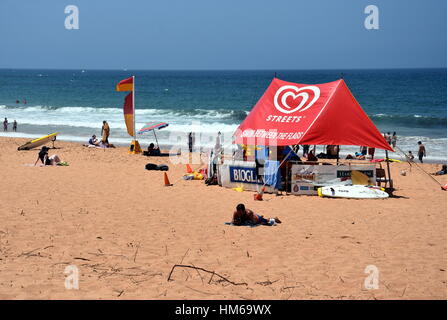 Sydney, Australia - Jan 29, 2017. Un segno sul bagnini' tenda legge 'swim tra bandiere'. La gente a rilassarci in spiaggia su una calda domenica. Foto Stock