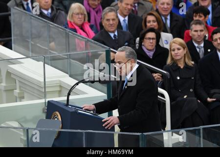 New York Democratic Chuck Schumer offre commento alla cerimonia di inaugurazione del presidente Donald Trump durante la 68cerimonia inaugurale Gennaio 20, 2017 a Washington, DC. Donald Trump divenne il quarantacinquesimo Presidente degli Stati Uniti d'America. Foto Stock