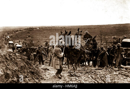 Scosse privato cercando di spostare i muli trasporta un americano di munizioni carro bloccato in strada, tenendo l'anticipo di tutta la colonna. San Baussant, a est di San Mihiel, Francia, settembre 13, 1918. Sgt. J. A. Marshall. (Esercito) Nara il file #: 111-SC-20902 guerra & CONFLITTO PRENOTA #: 585 Foto Stock