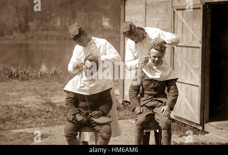 Il taglio di capelli al camp. 166ospedale da campo, Baccarat, Francia. Il 15 maggio 1918. Sfc. Charles H. bianco. (Esercito) Nara il file #: 111-SC-13224 guerra & CONFLITTO PRENOTA #: 648 Foto Stock