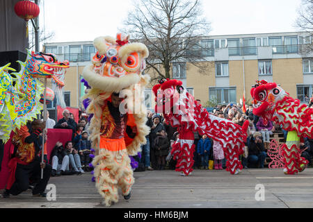 ROTTERDAM, OLANDA - 28 gennaio 2016: la danza del Leone di dimostrazione di apertura durante la celebrazione del capodanno cinese di Rotterdam il 28 gennaio 2017, questa vigilia Foto Stock