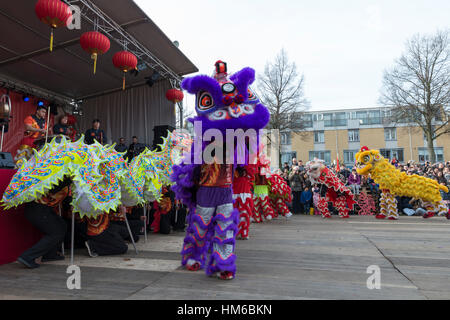 ROTTERDAM, OLANDA - 28 gennaio 2016: la danza del Leone di dimostrazione di apertura durante la celebrazione del capodanno cinese di Rotterdam il 28 gennaio 2017, questa vigilia Foto Stock