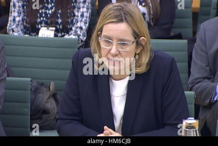 Home Secretary Ambra Rudd risponde alle domande di fronte il Commons Home Comitato degli affari a Londra dove ha detto che il presidente statunitense Donald Trump's "dinamismi" divieto di viaggio potrebbe fornire una propaganda "opportunità" per lo Stato islamico terrore gruppo. Foto Stock