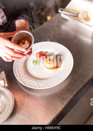 Le cipolle caramellate con gelato starter, preparati dallo chef Marina all'Hosteria 700 Ristorante in Cremona, Lombardia, Italia Foto Stock