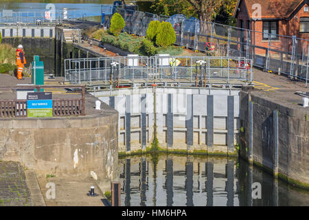 Bloccare i cancelli e bloccare il detentore House Goring on Thames Regno Unito Foto Stock