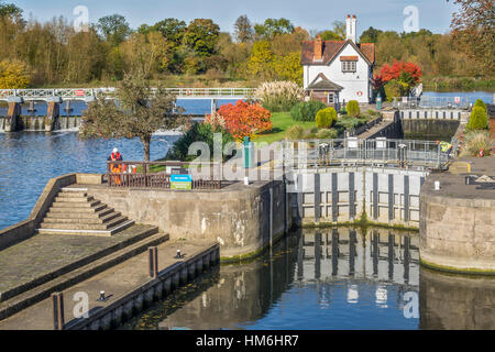 Bloccare i cancelli e bloccare il detentore House Goring on Thames Regno Unito Foto Stock