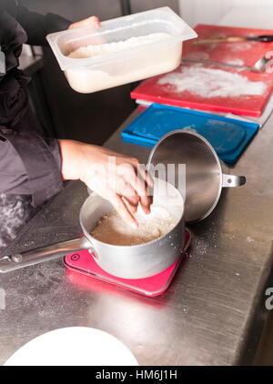 Le cipolle caramellate con gelato starter, preparati dallo chef Marina all'Hosteria 700 Ristorante in Cremona, Lombardia, Italia Foto Stock