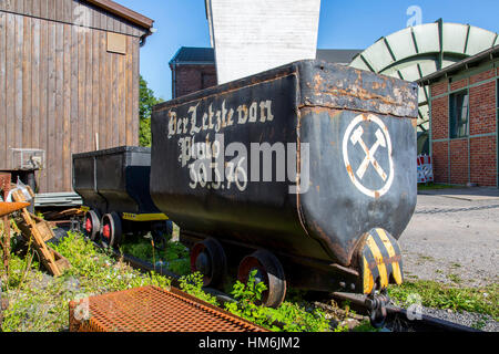 Il carbone autocarro, utilizzato nelle miniere di carbone, per il trasporto di carbone e di rocce alla superficie, oggi una memoria storica, souvenir, dopo le miniere di carbone sono state chiuse, in Foto Stock